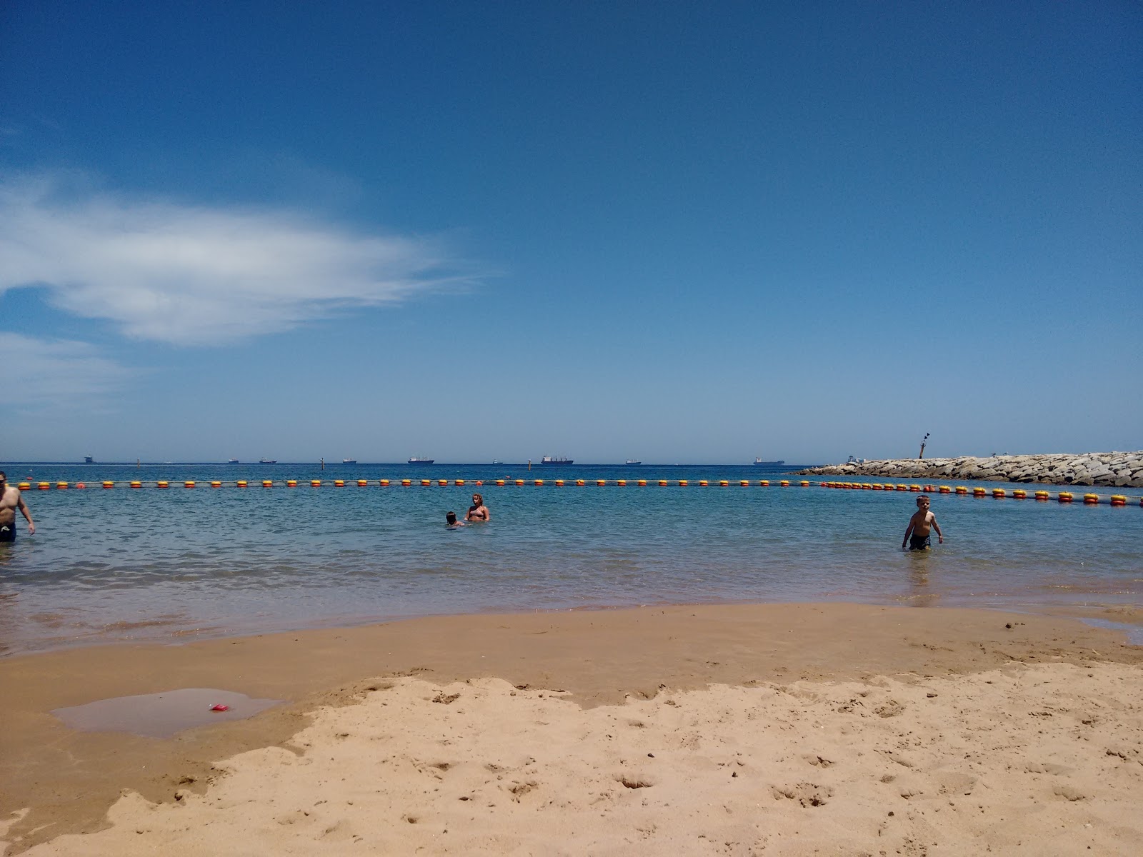 Sandy Bay Plajı'in fotoğrafı - rahatlamayı sevenler arasında popüler bir yer