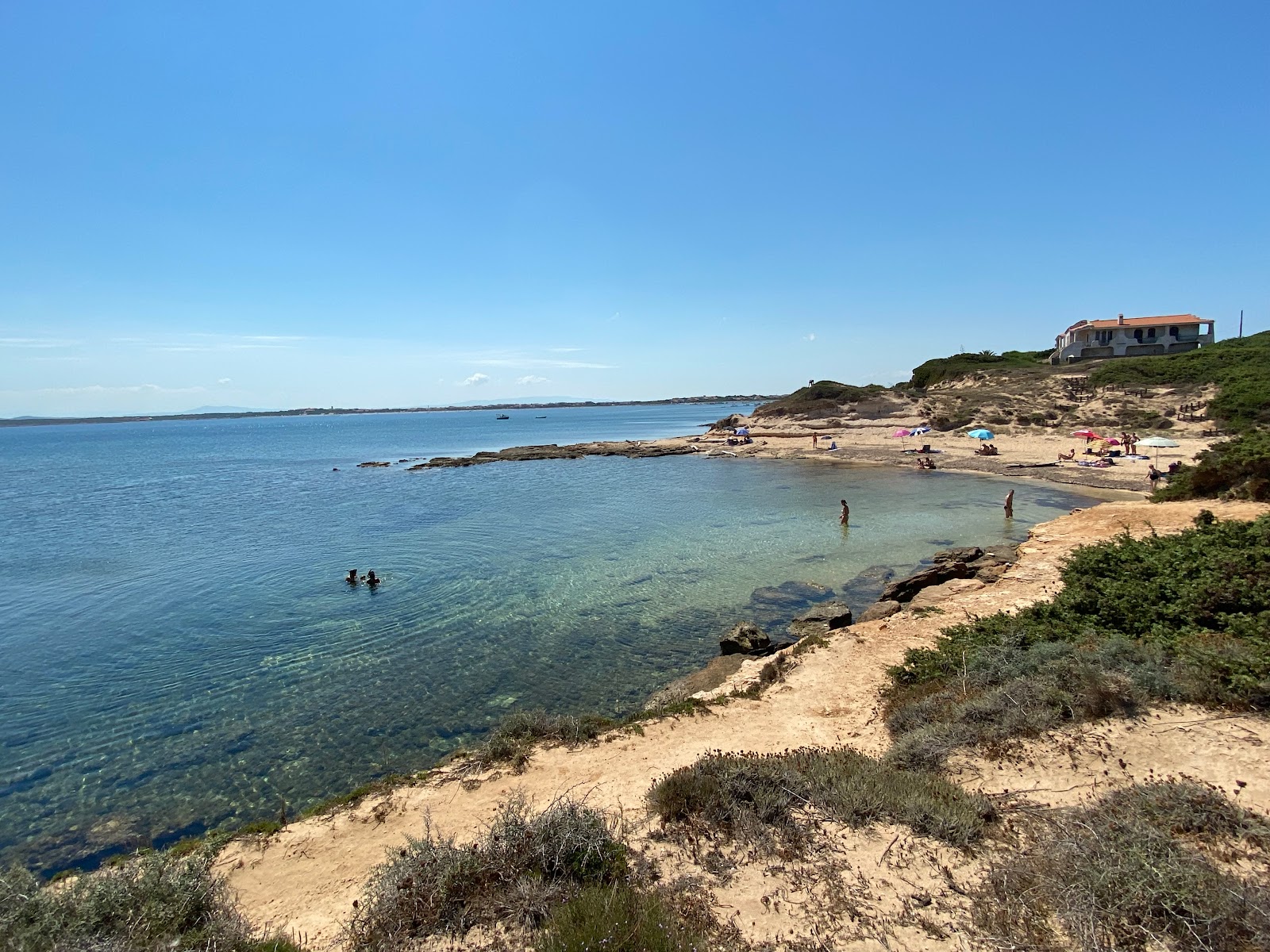 Spiaggia Su Pallosu的照片 带有直岸