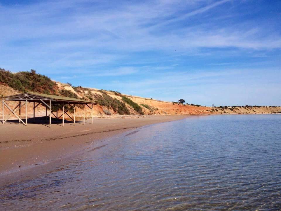 Photo de Black Point Beach protégé par des falaises