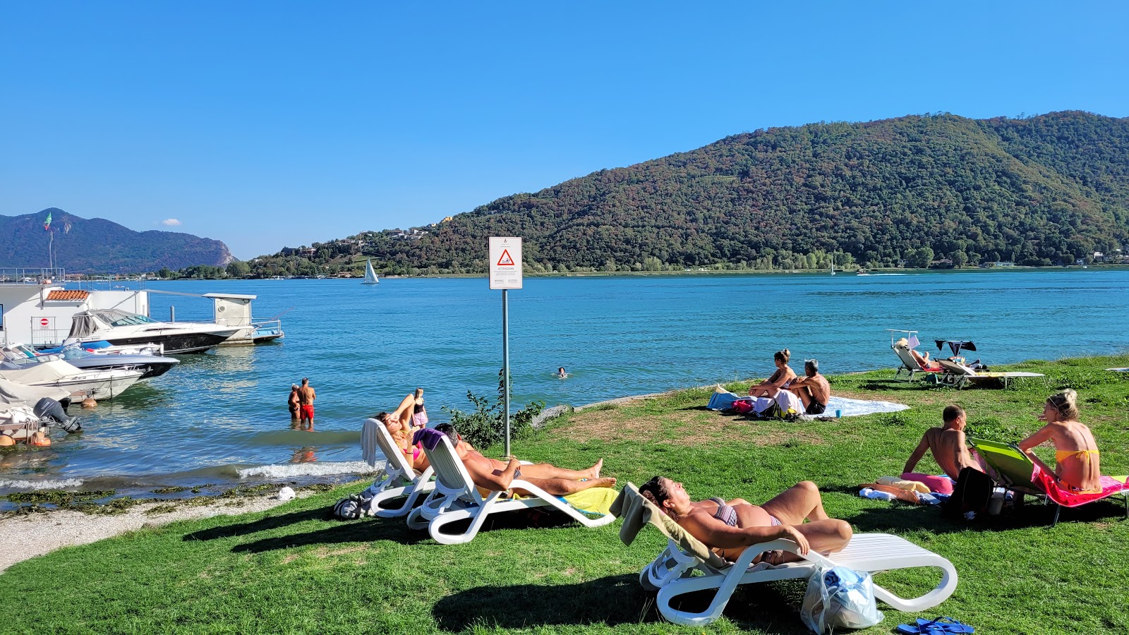Foto van Spiaggia Libera - Lido met blauw puur water oppervlakte