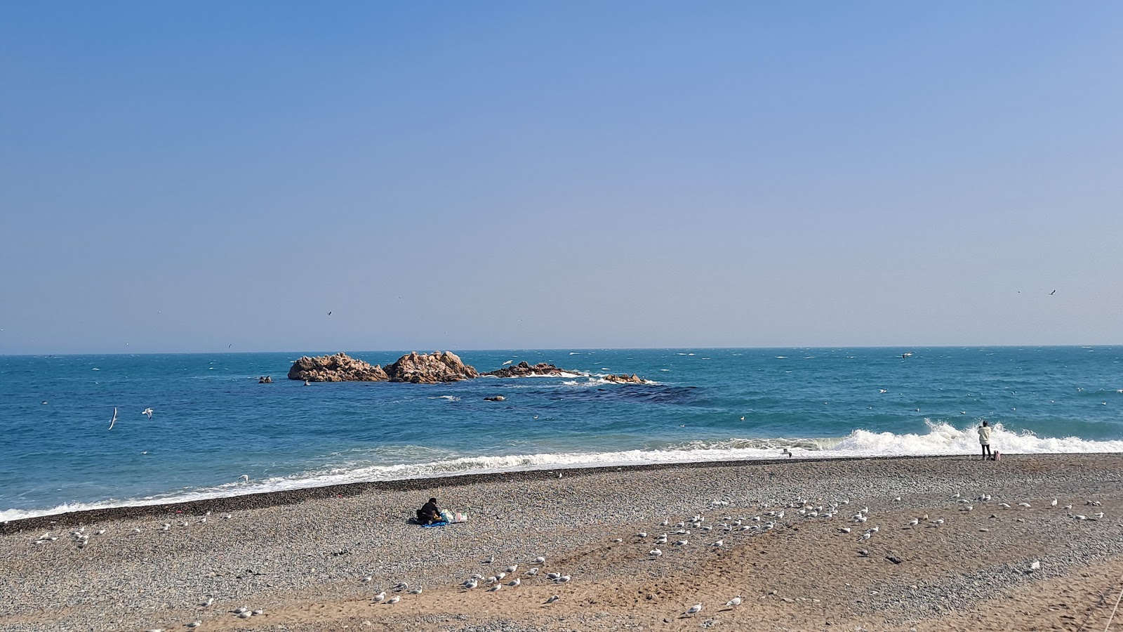 Foto av Bonggil Beach med turkos rent vatten yta