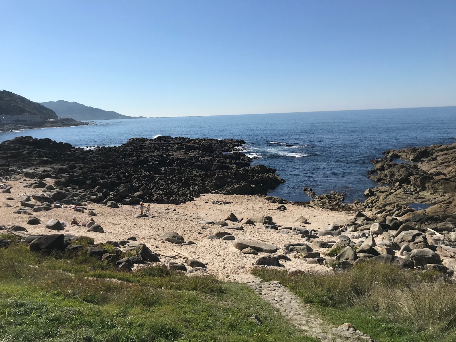 Foto di Praia dos Frades con una superficie del piccoli ciottoli beige