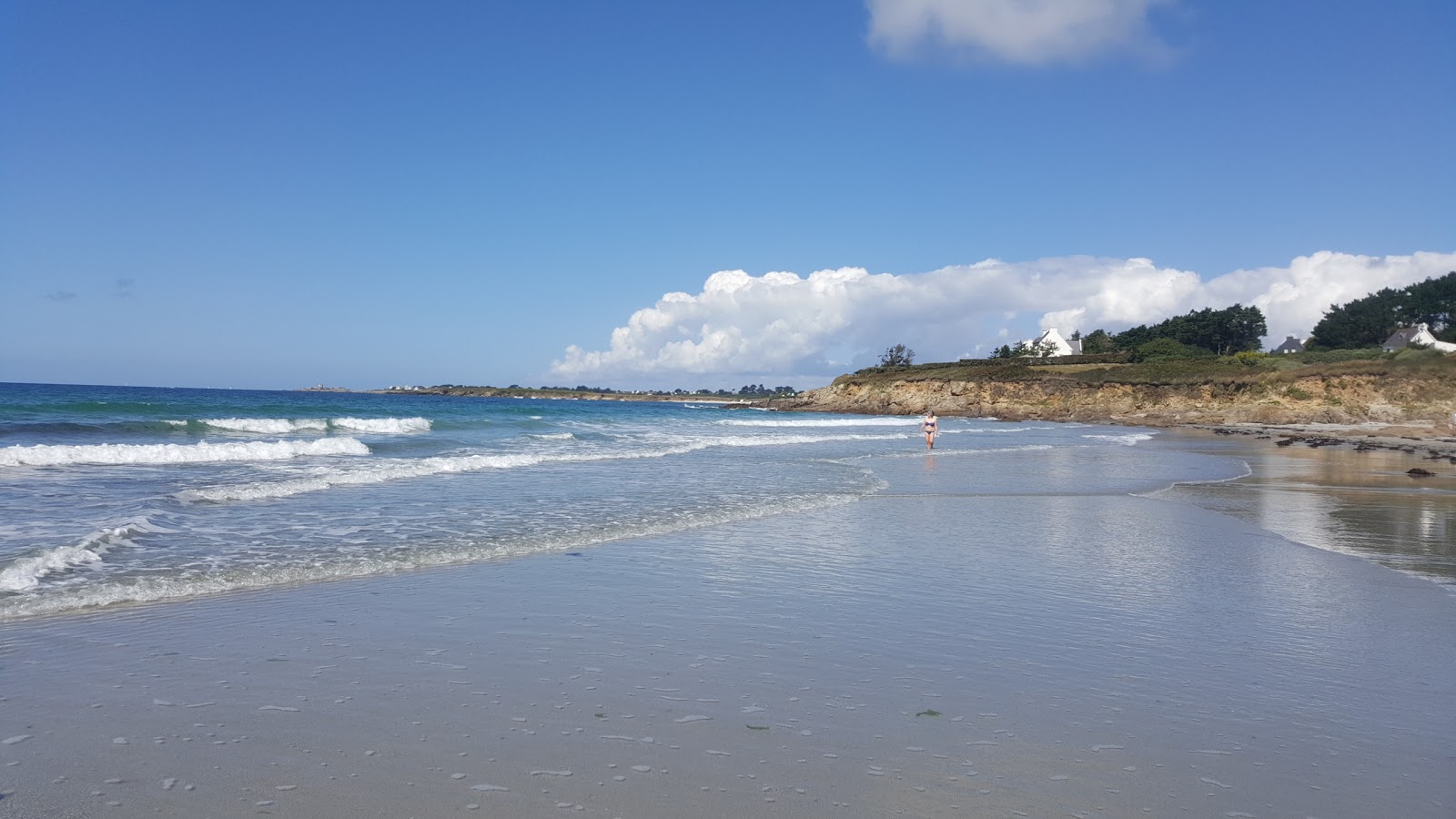 Photo de Plage de Dourveil avec sable lumineux de surface