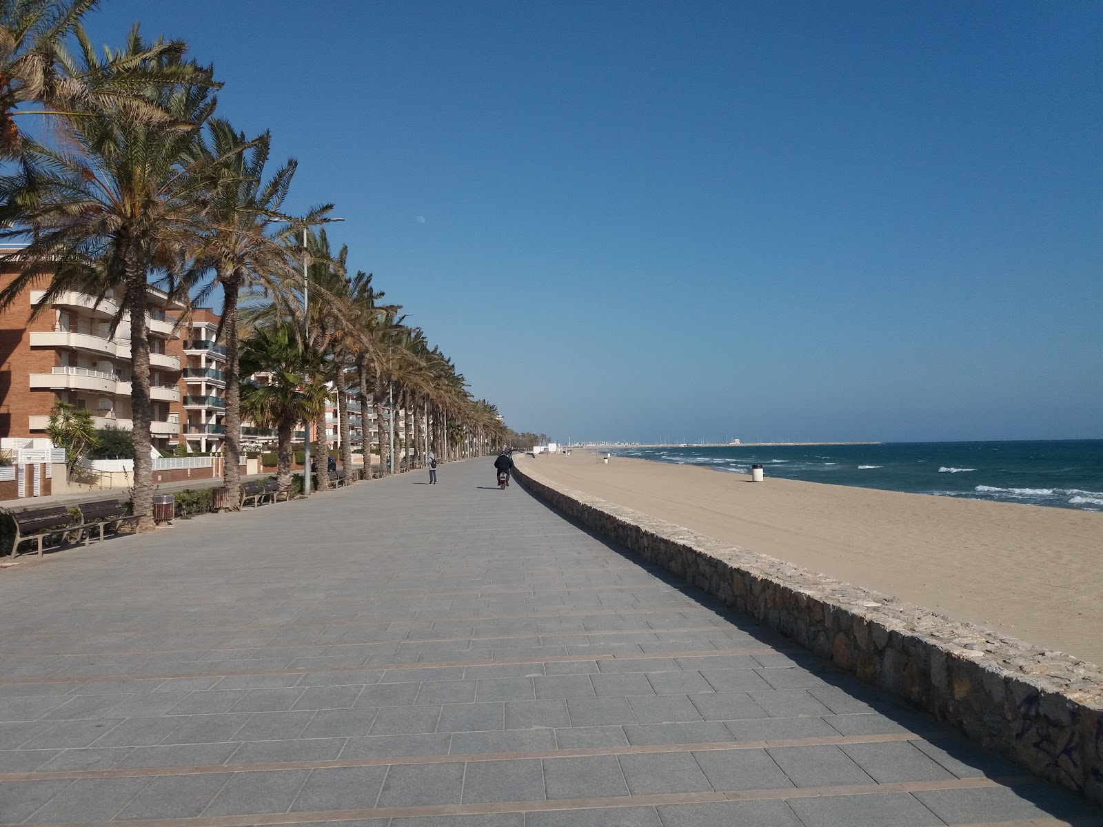 Foto von Strand von Calafell mit sehr sauber Sauberkeitsgrad
