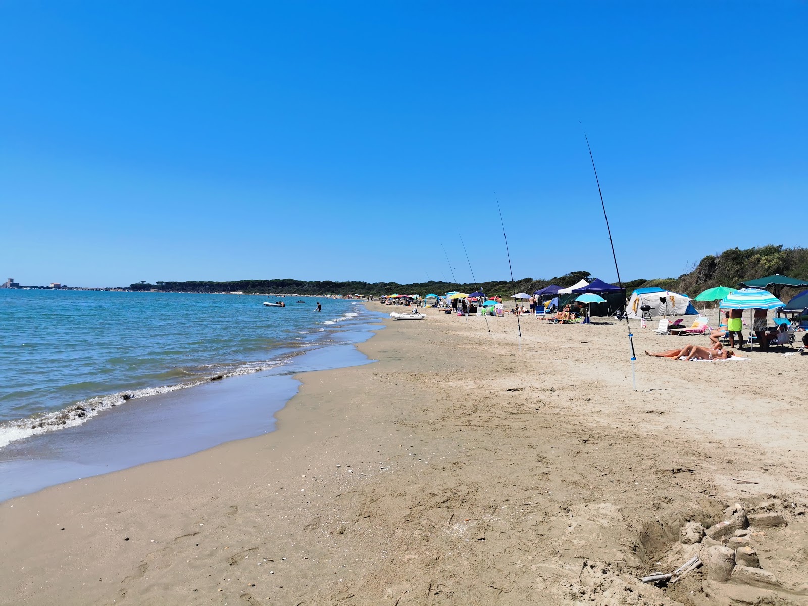 Valokuva Spiaggia di Valmontorioista. pinnalla ruskea hiekka:n kanssa