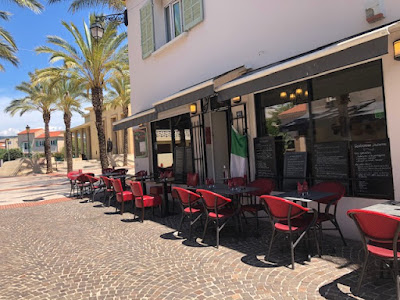 PIAZZA DEL TEATRO à Sanary-sur-Mer
