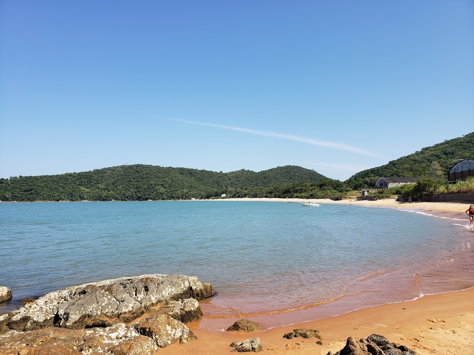 Photo de Praia dos Magalhaes protégé par des falaises