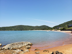 Photo de Praia dos Magalhaes protégé par des falaises
