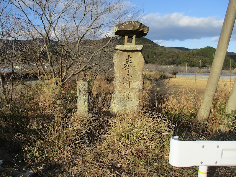 神田の自然石灯籠