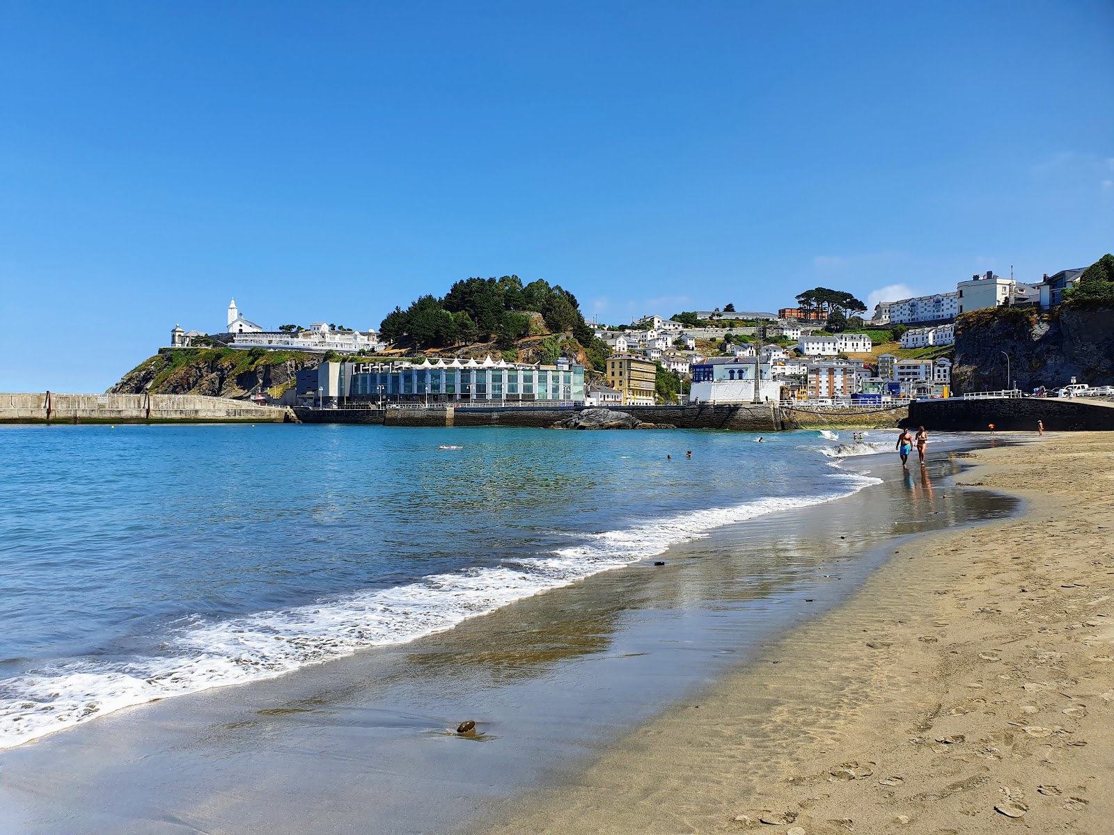 Photo de Plage de Luarca avec sable lumineux de surface