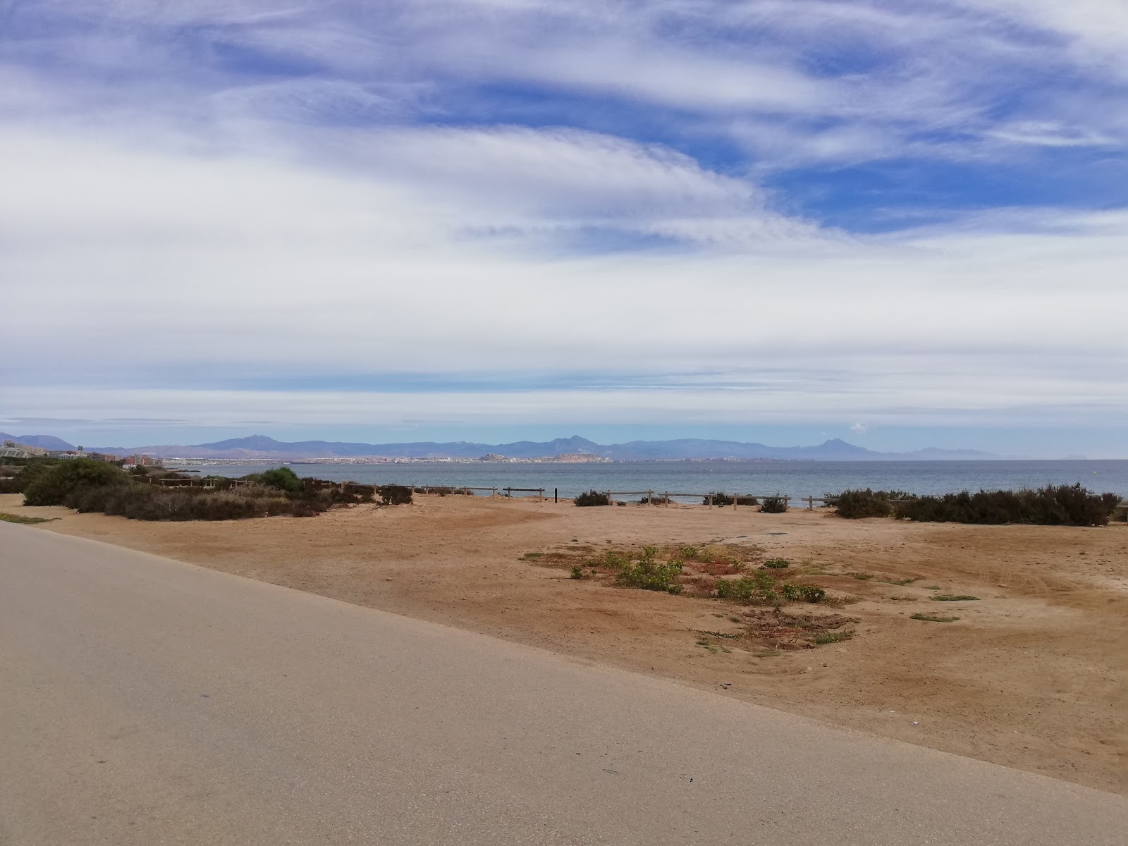 Cala Punta larga'in fotoğrafı küçük koy ile birlikte