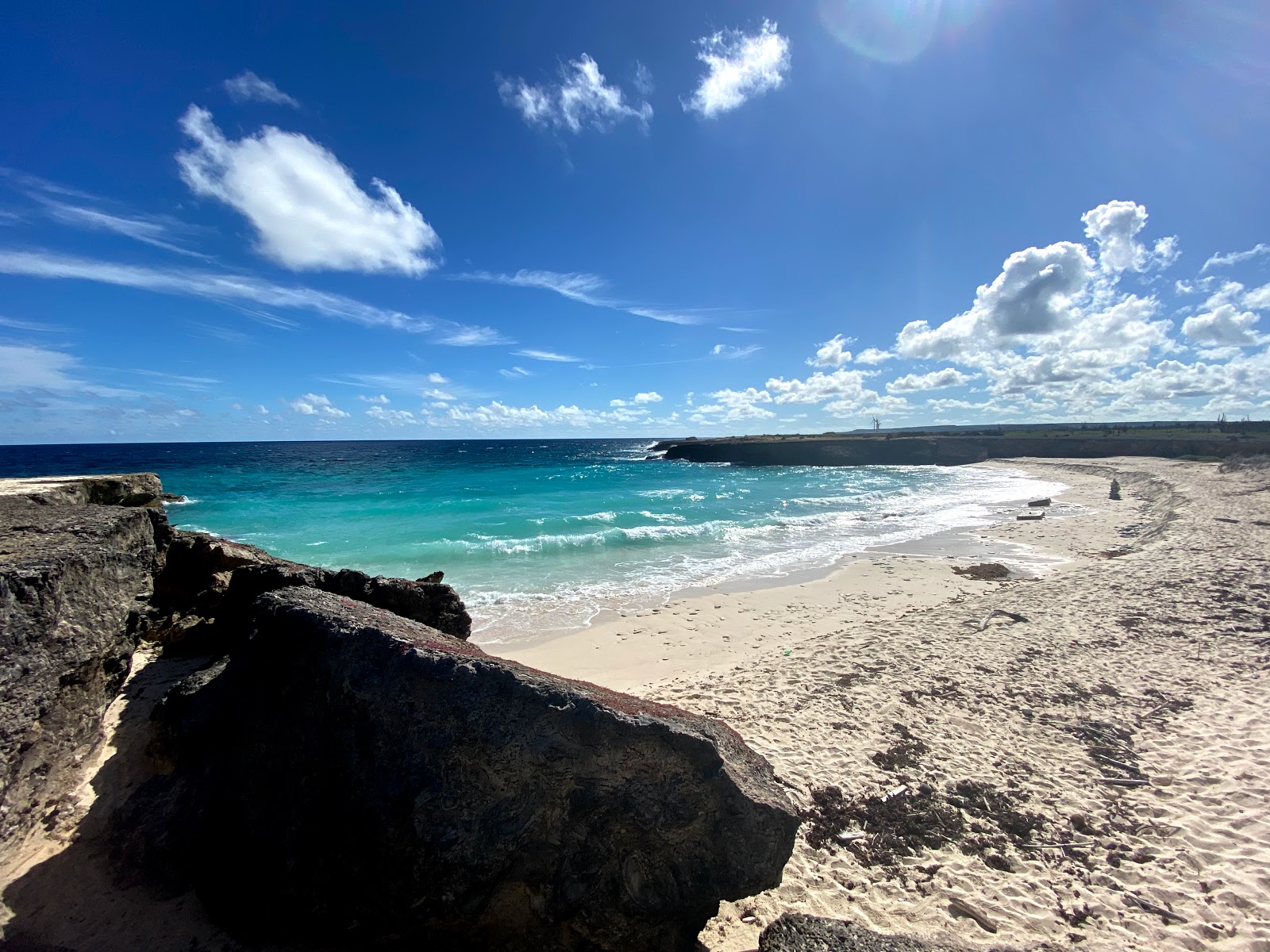 Foto van Playa Chikitu met turquoise puur water oppervlakte