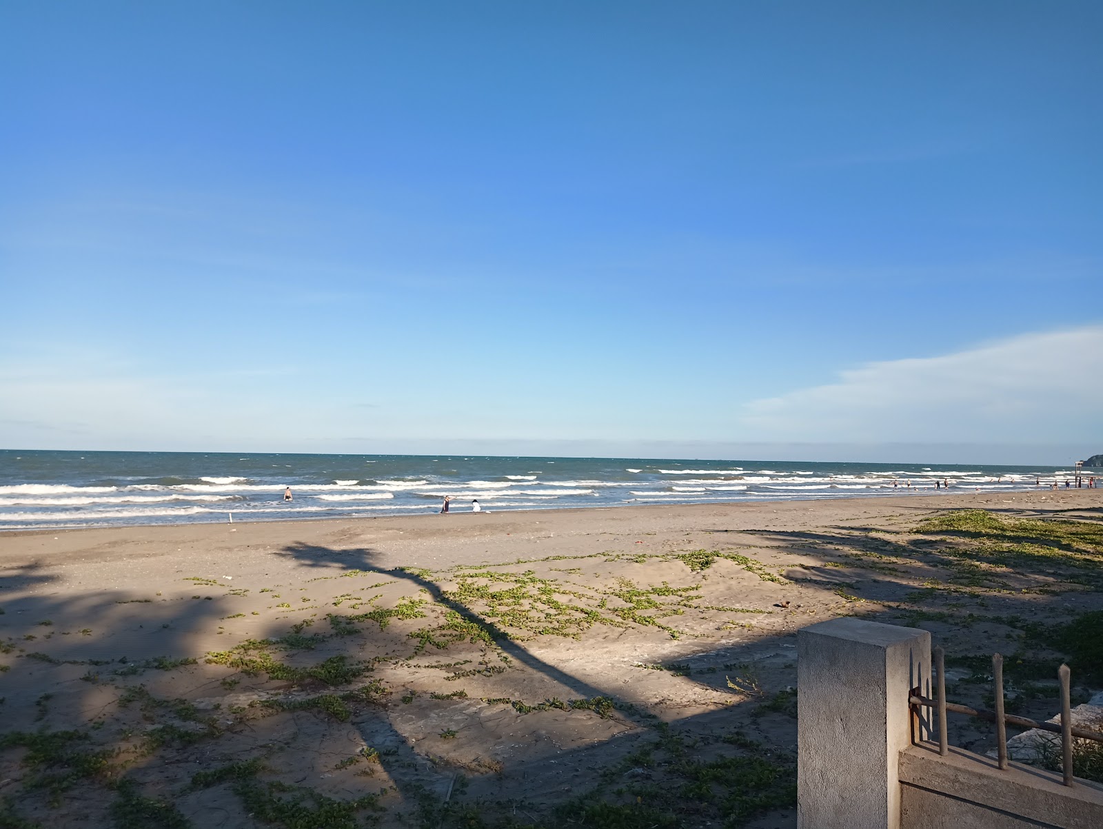 Φωτογραφία του Quynh Nghia Beach με μακρά ευθεία ακτή