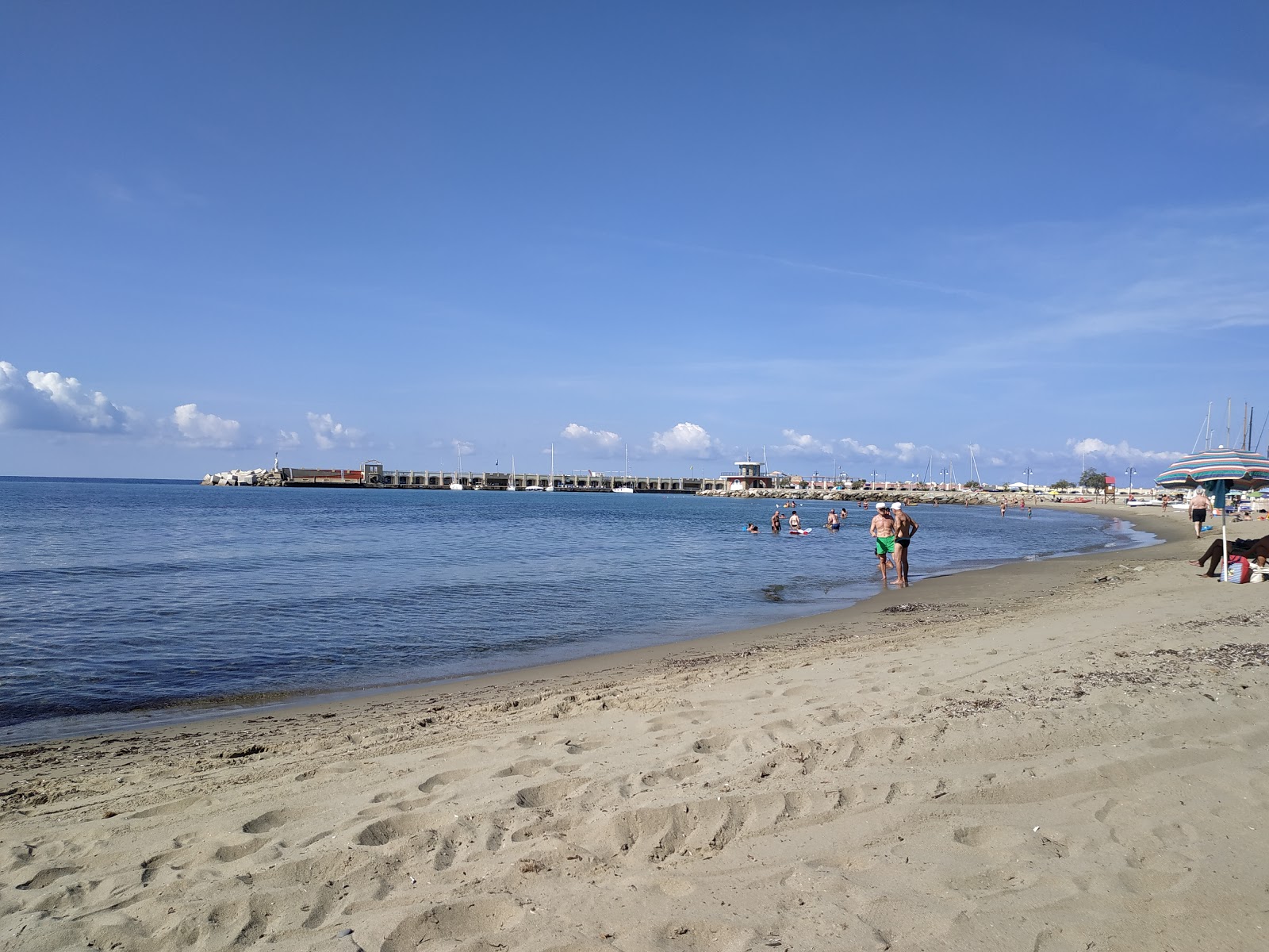 Valokuva Spiaggia del Porto Acciaroliista. ja asutus
