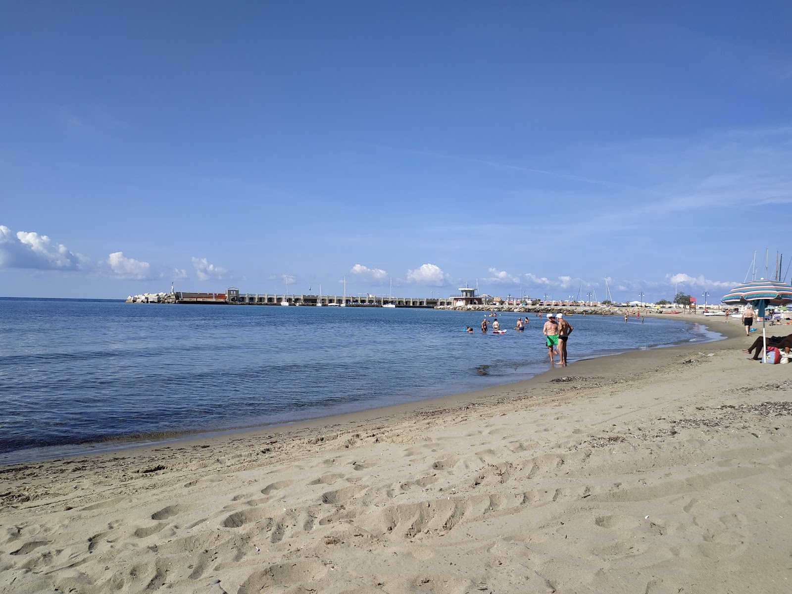Zdjęcie Spiaggia del Porto Acciaroli poparte klifami