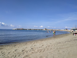 Foto von Spiaggia del Porto Acciaroli von Klippen umgeben