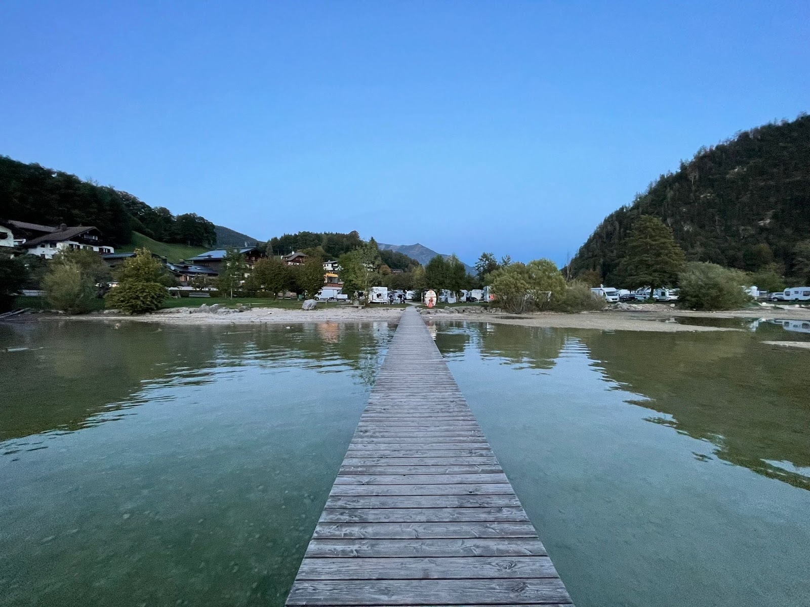 Valokuva Strand am Wolfgangseeista. sisältäen suora ranta