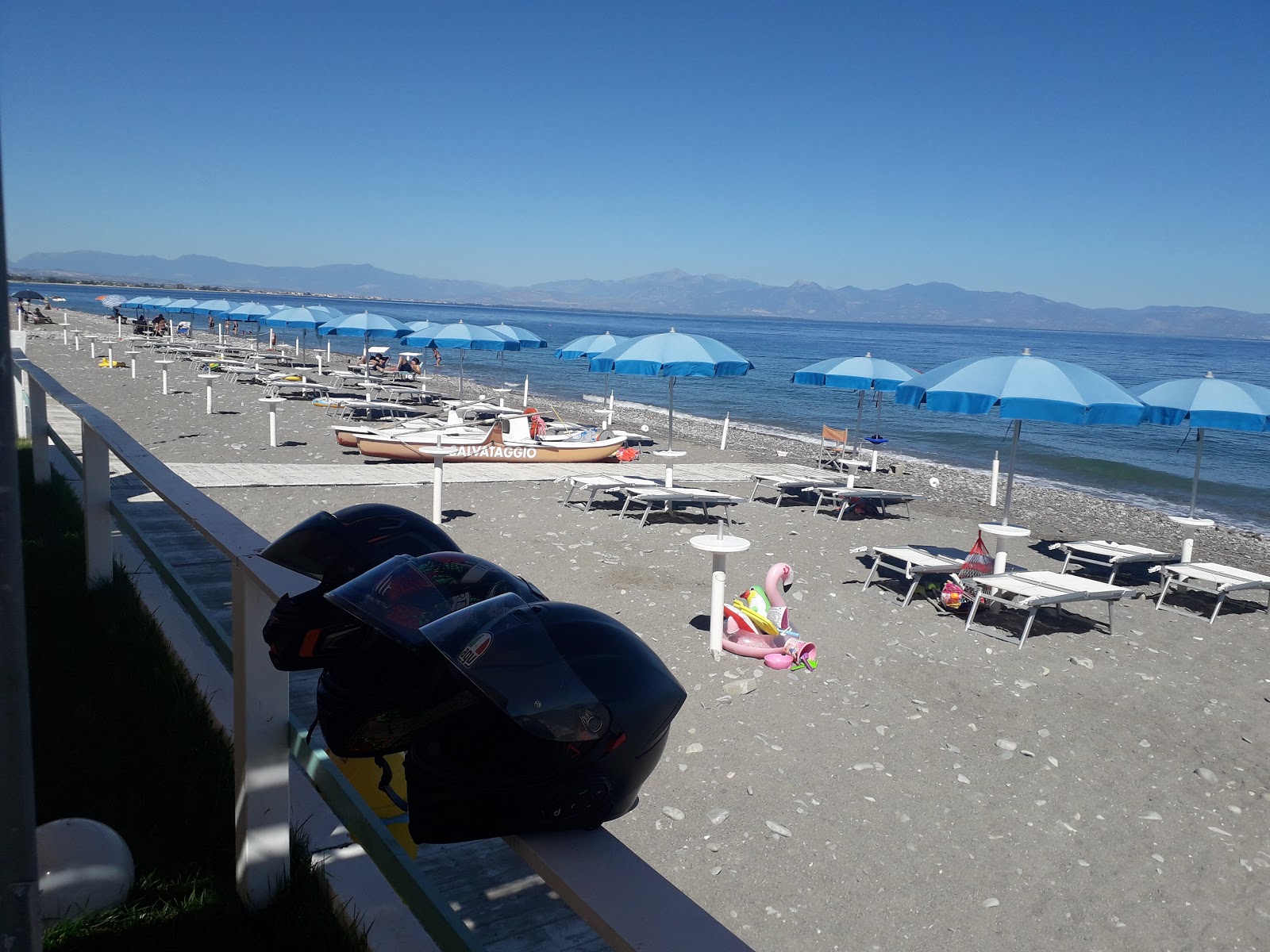 Photo de Gallarate beach II avec sable gris avec caillou de surface