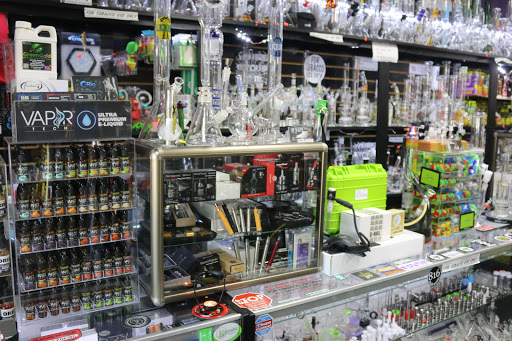 Tobacco Shop «The Hub Smoke Shop & Gifts», reviews and photos, 6410 N Oak Trafficway, Kansas City, MO 64118, USA