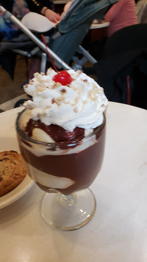 Chocolate Shop «Ghirardelli Ice Cream and Chocolate Shop», reviews and photos, 830 N Michigan Ave, Chicago, IL 60611, USA