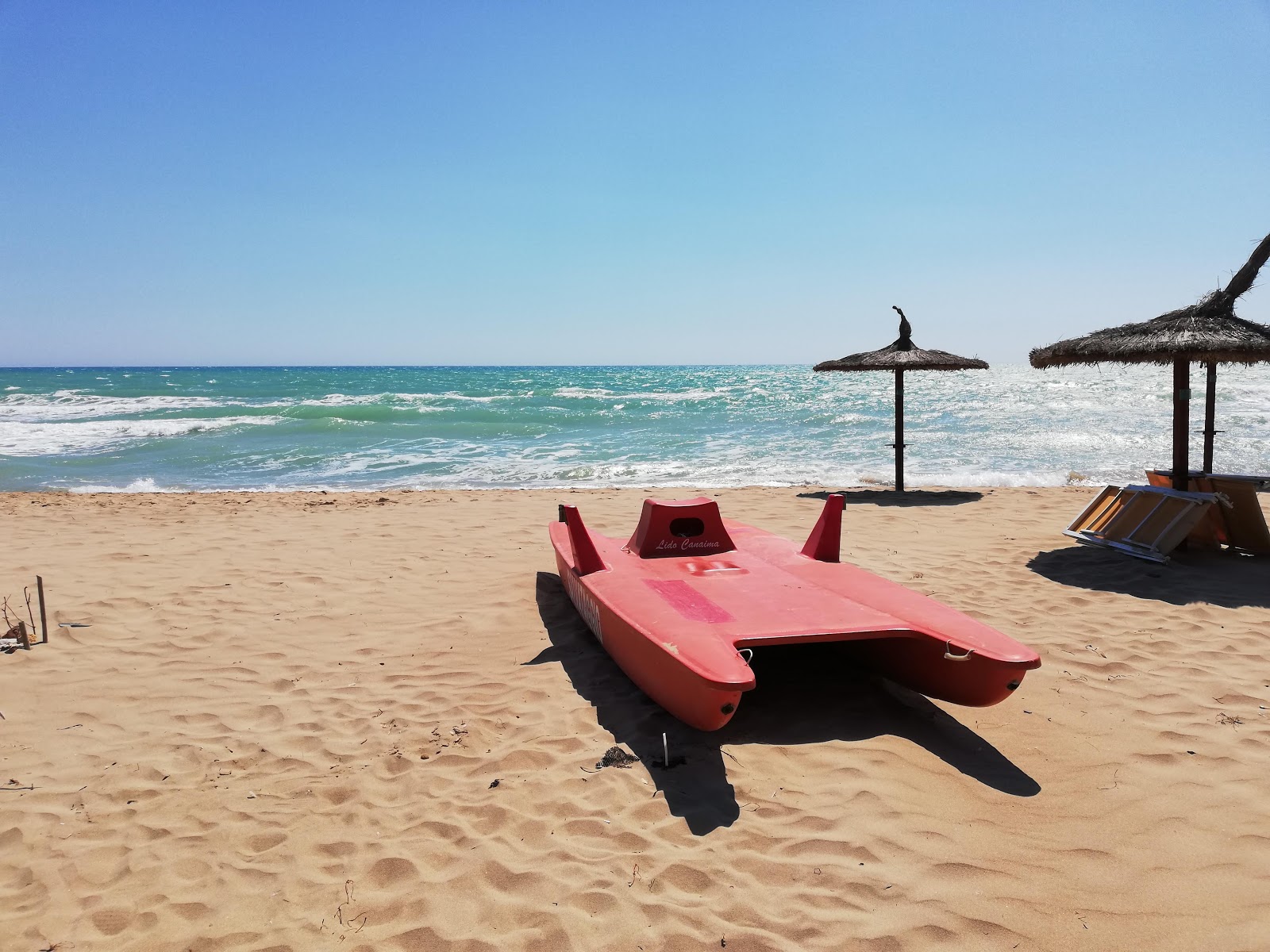 Foto von Spiaggia di Bovo Marina von Klippen umgeben