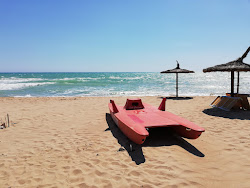 Foto von Spiaggia di Bovo Marina von Klippen umgeben