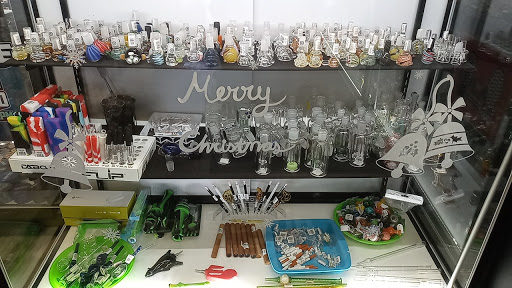 Pipe Supplier «Wild Side Smoke Shop», reviews and photos, 30 E Green St #2, Champaign, IL 61820, USA