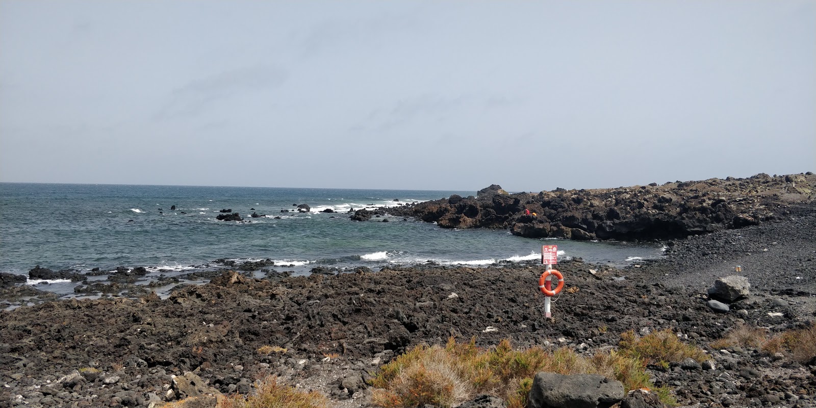 Foto von Caleta de las Escamas mit felsiges gelände Oberfläche
