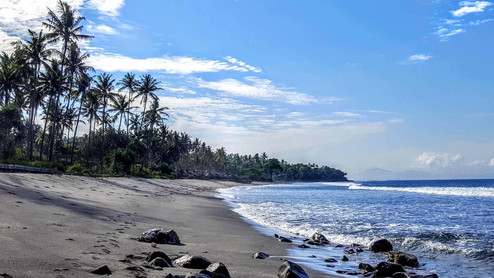 Foto von Kerandangan Beach mit grauer sand Oberfläche