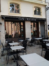 Atmosphère du Restaurant Le Café Épicerie - Le Bistrot de Chef de Cour des Loges à Lyon - n°3
