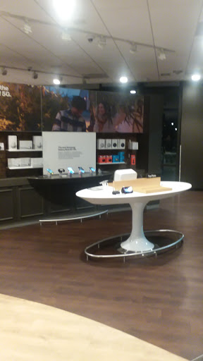 Cell Phone Store «Verizon», reviews and photos, 8461 S Yosemite St Ste 101, Lone Tree, CO 80124, USA