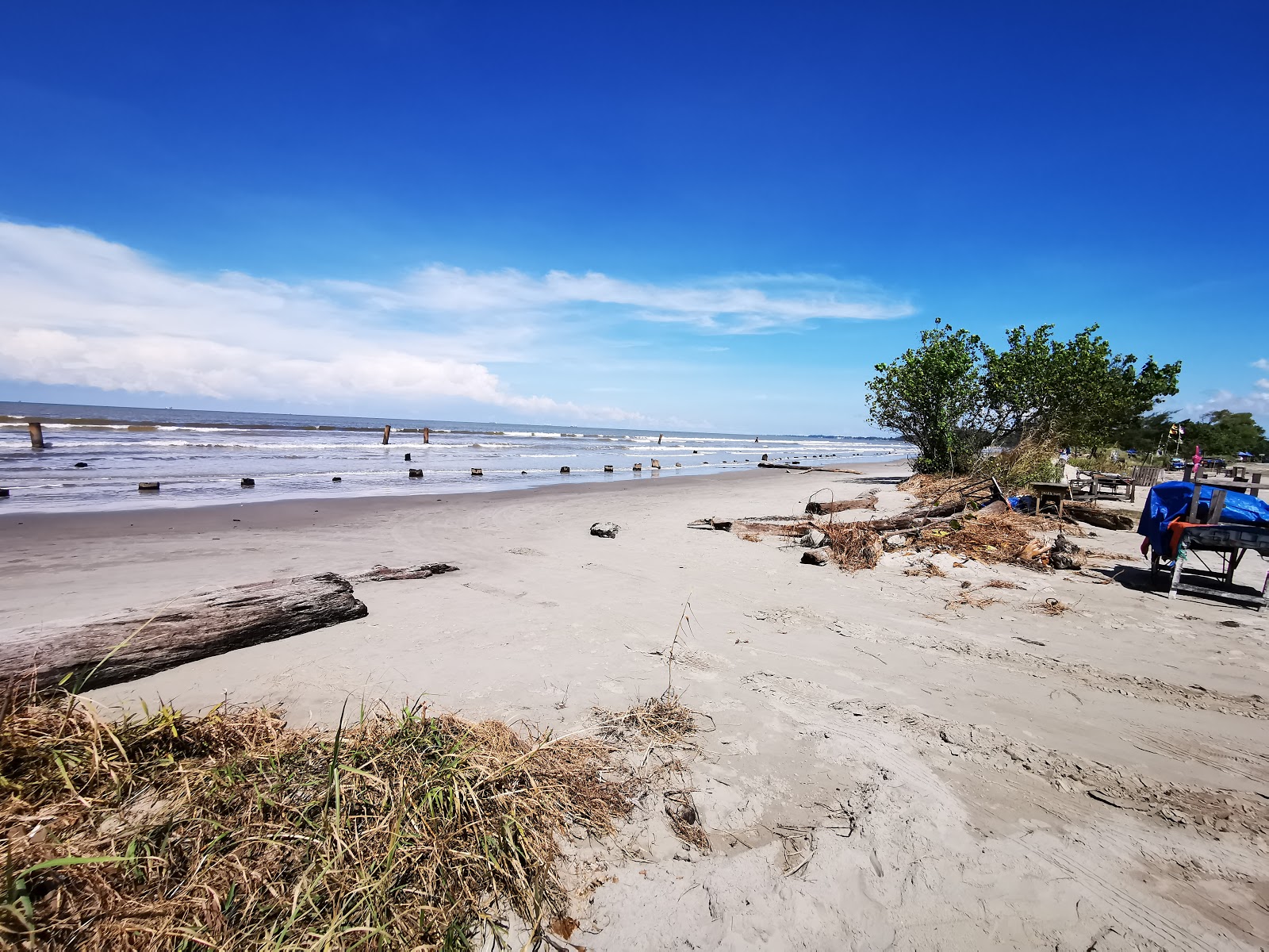 Φωτογραφία του Lutong Beach με γκρίζα άμμος επιφάνεια