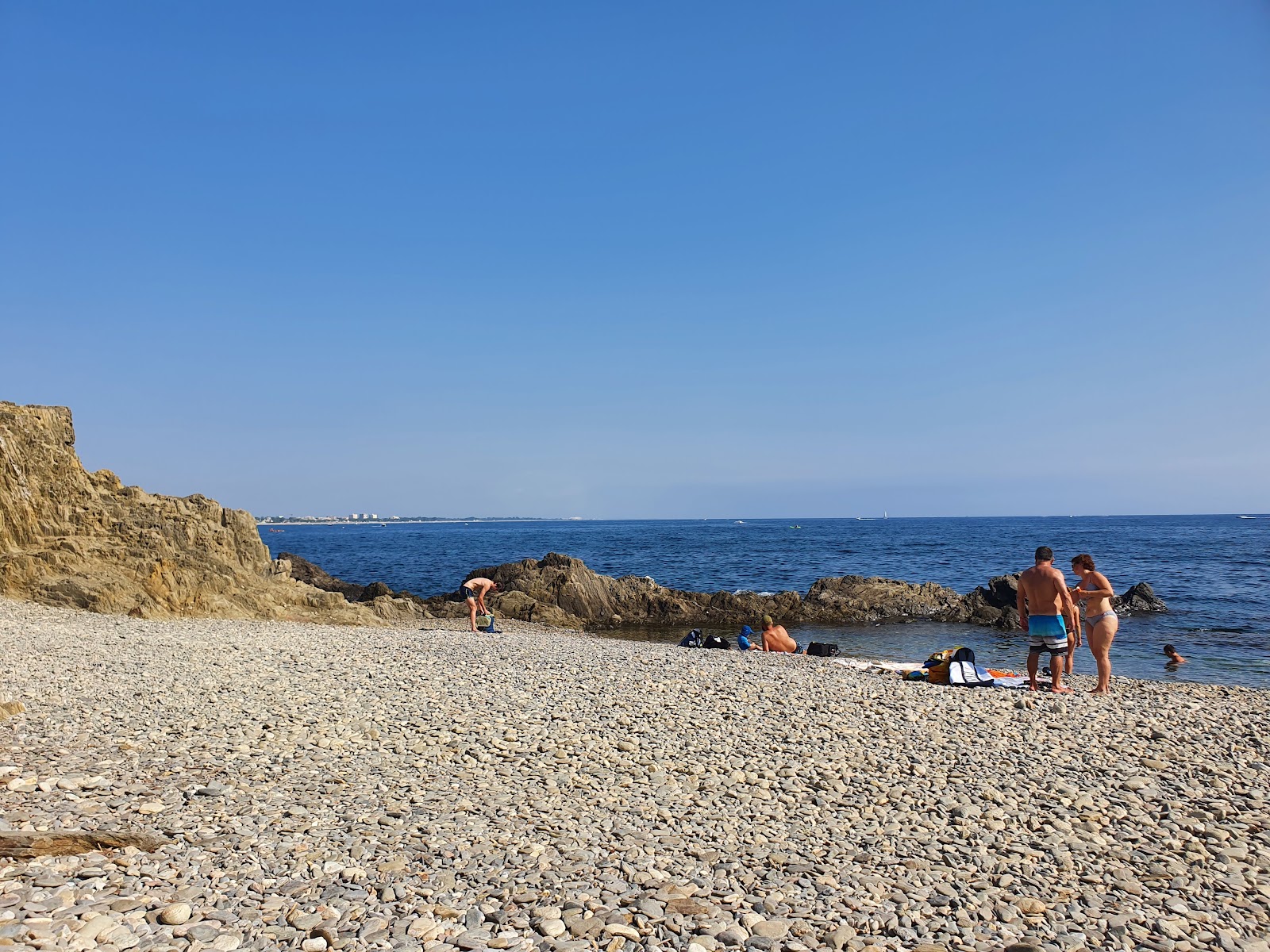 Plage Anse du Portell'in fotoğrafı geniş bir kıyı şeridi ile birlikte