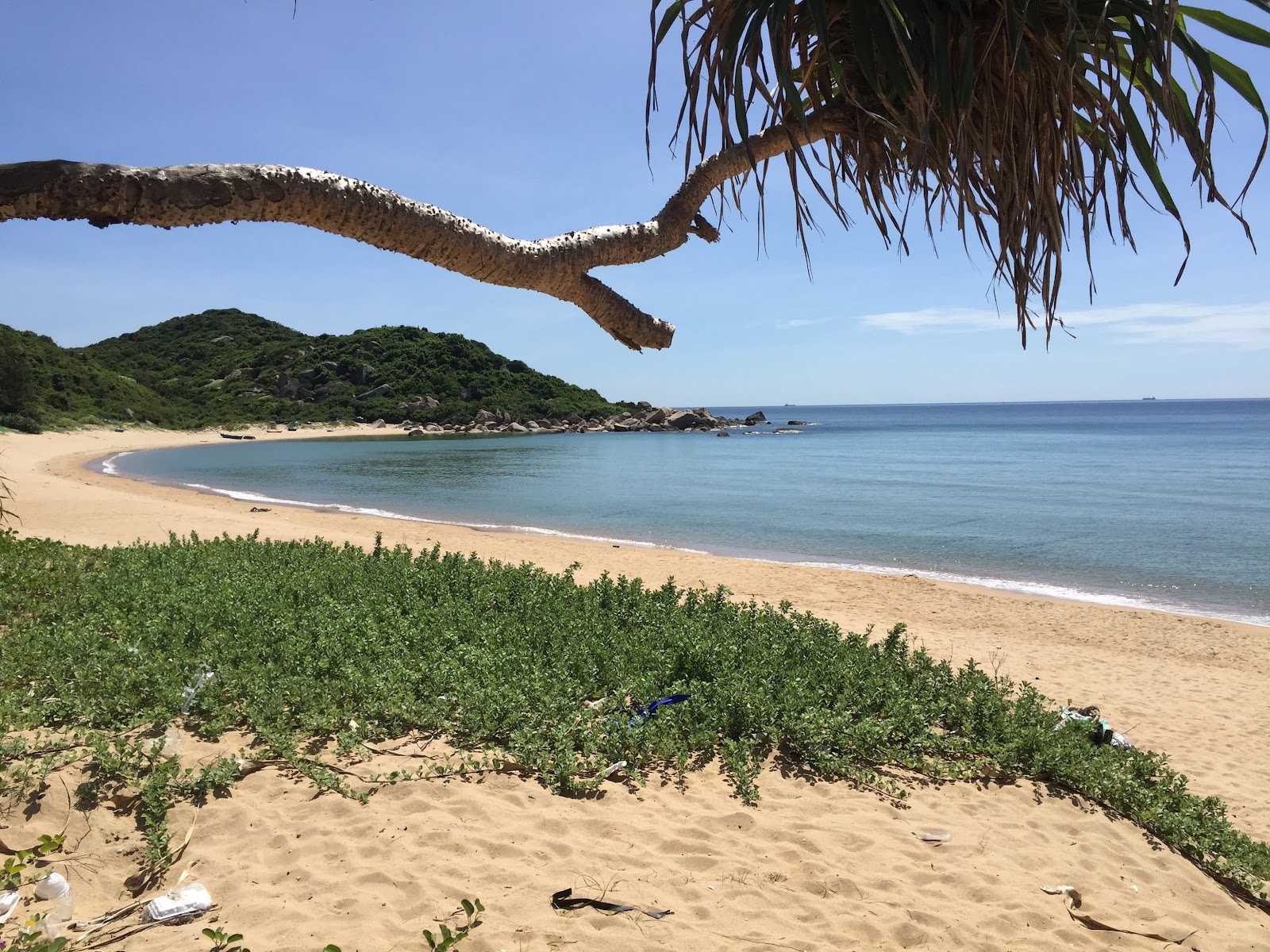 Foto von Bai Goc Beach mit feiner beiger sand Oberfläche