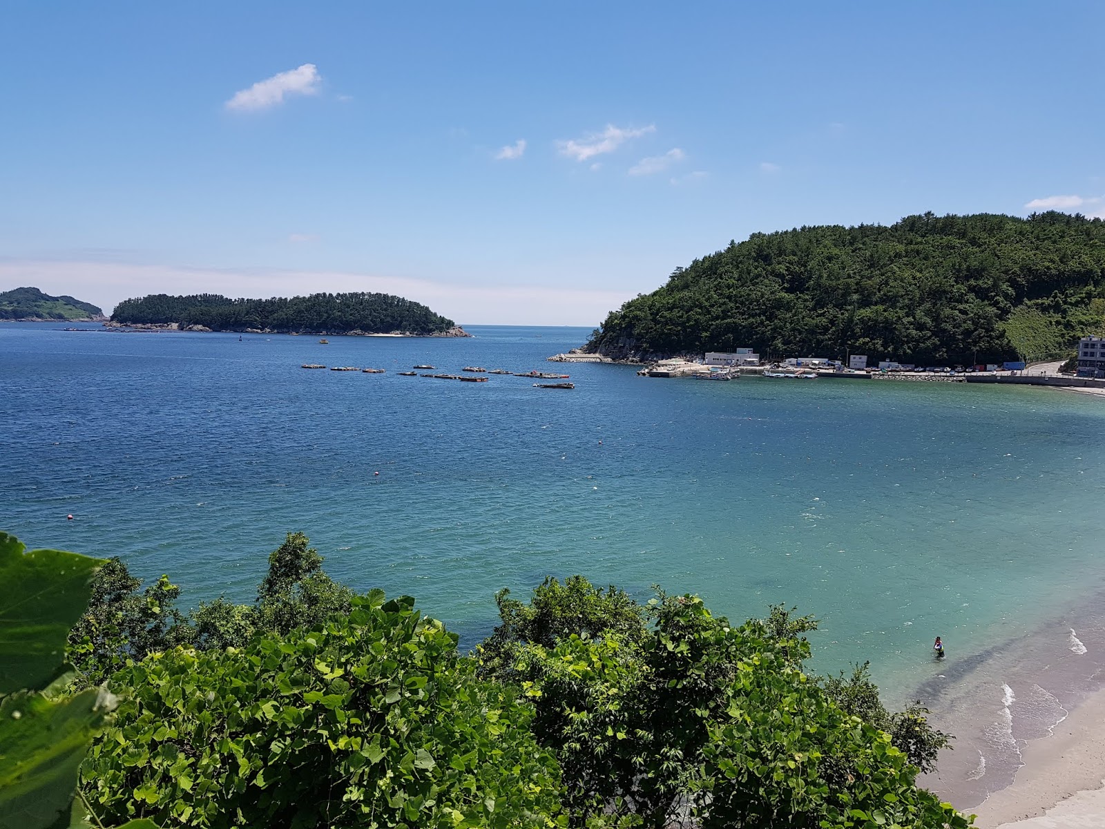 Foto de Sulli Beach respaldado por acantilados