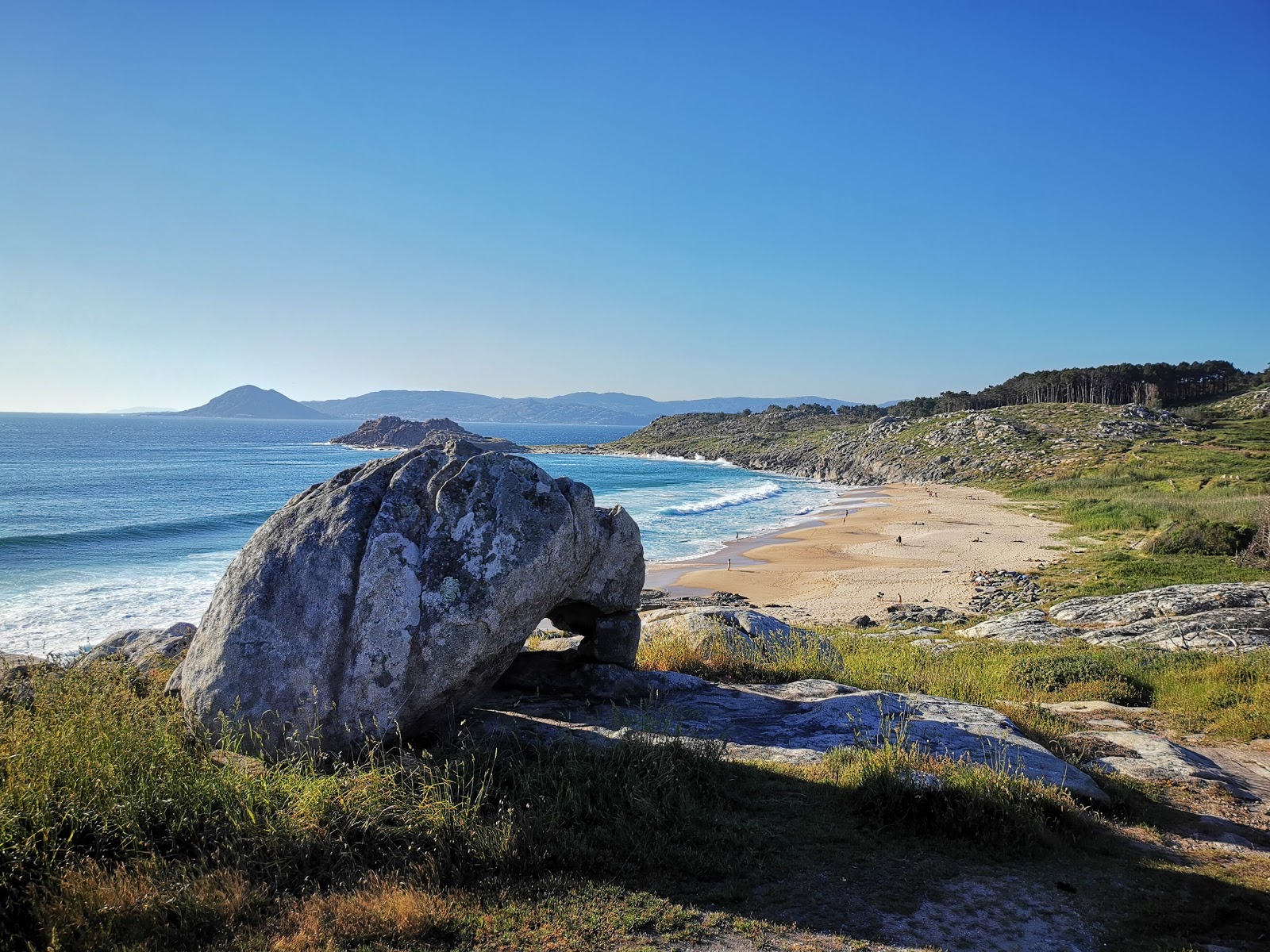 Zdjęcie Praia do Castro de Barona z powierzchnią jasny piasek