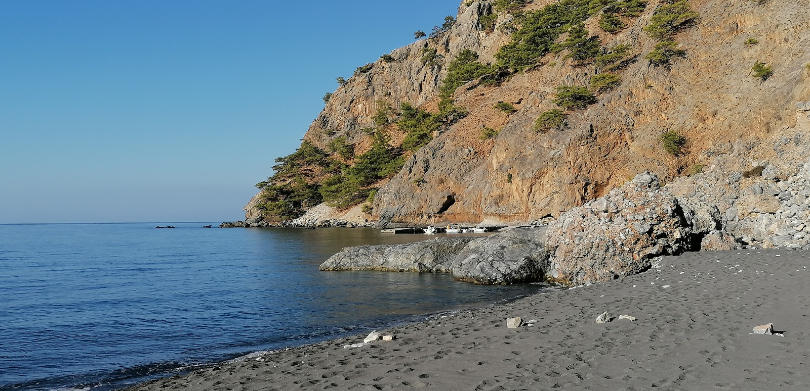 Foto av Agia Roumeli med grå sand yta