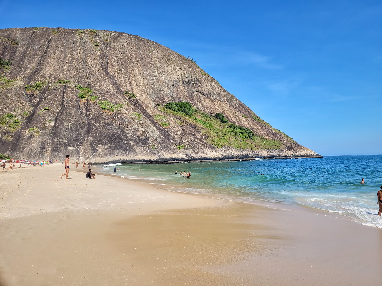 Praia de Itacoatiara的照片 带有碧绿色水表面