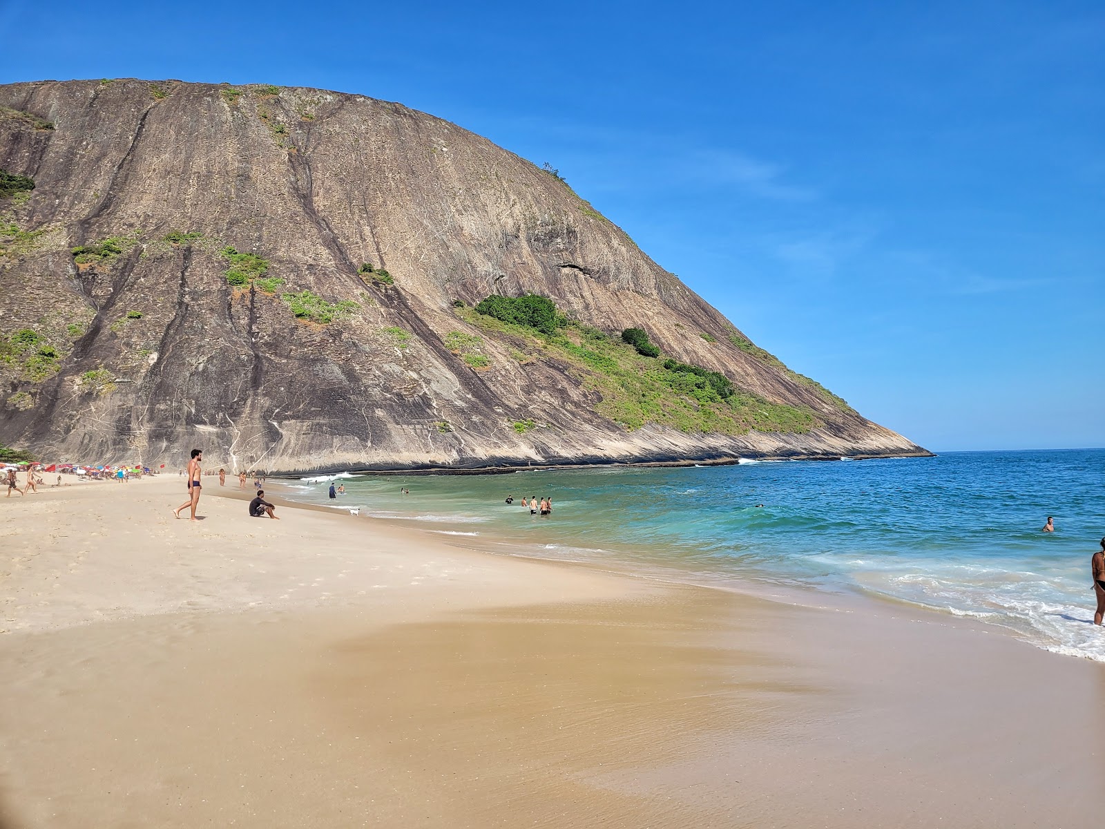 Photo de Praia de Itacoatiara avec rivage droit, long