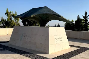 النصب التذكاري لموقع سقوط طائرة الملكة علياء الحسين image