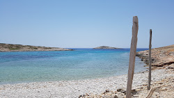 Koutsomiti Beach'in fotoğrafı dağlarla çevrili