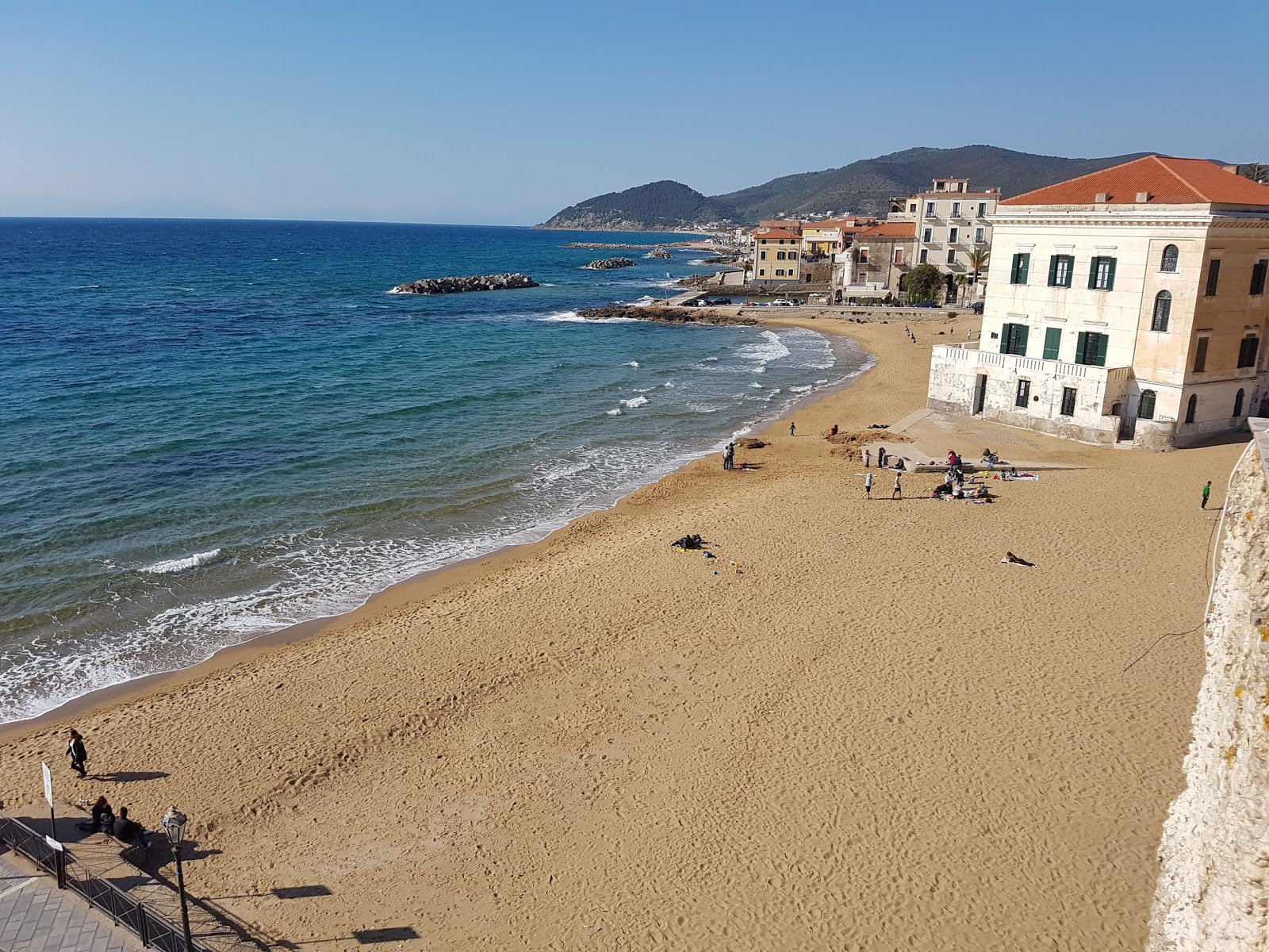 Fotografija Marina Piccola beach z fino rjavi pesek površino