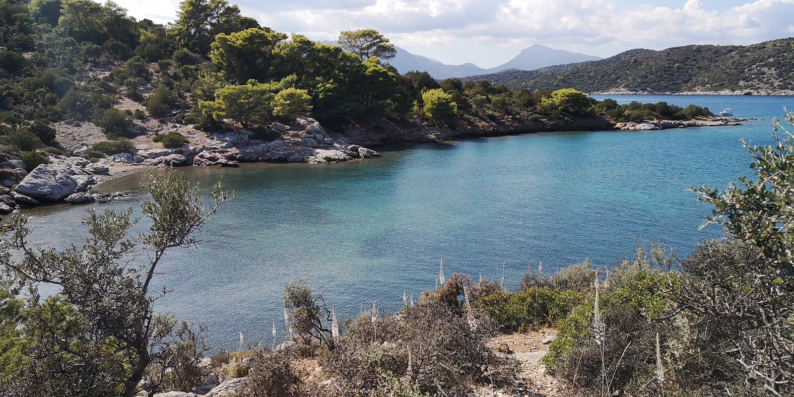 Foto von Gerolimani Poros mit beiger sand & kies Oberfläche