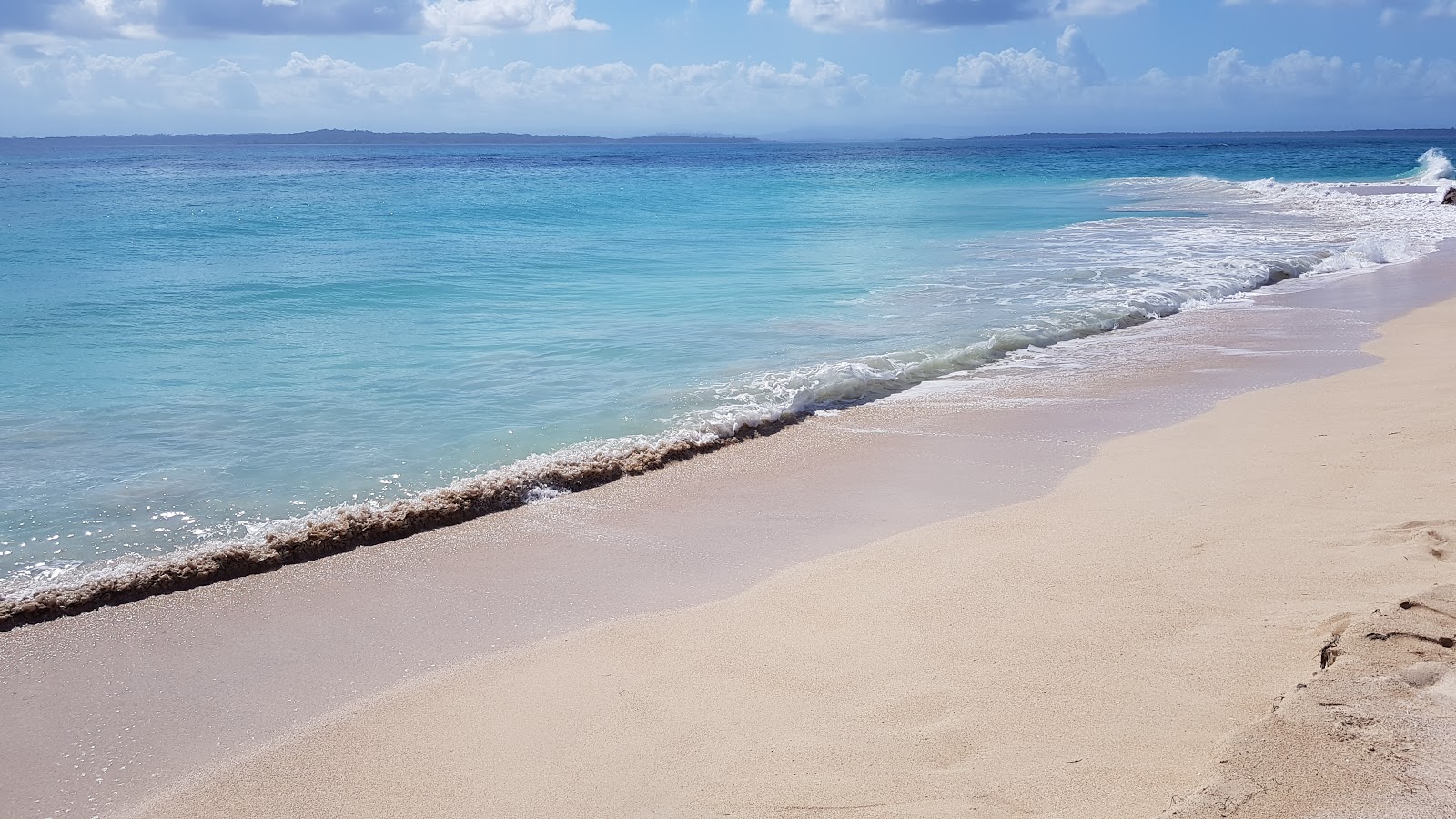 Cayo Zapatilla Beach II'in fotoğrafı - rahatlamayı sevenler arasında popüler bir yer