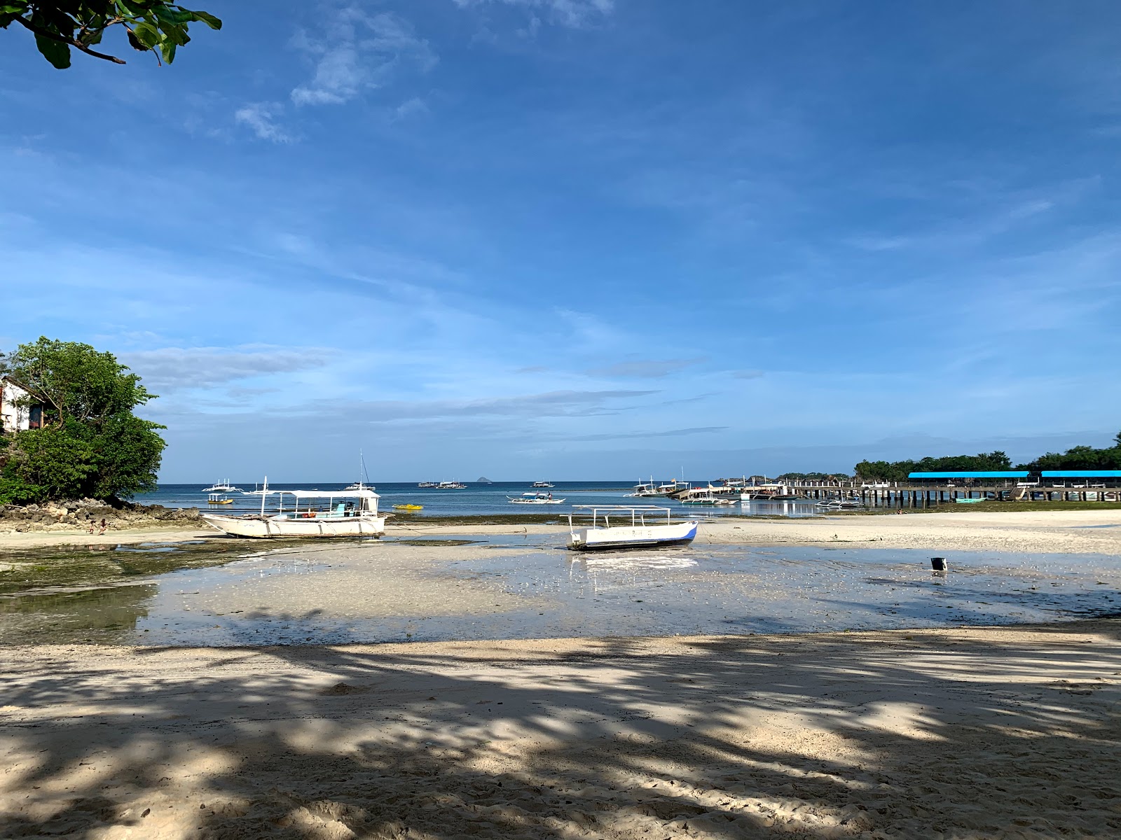 Photo of Logon Beach and the settlement