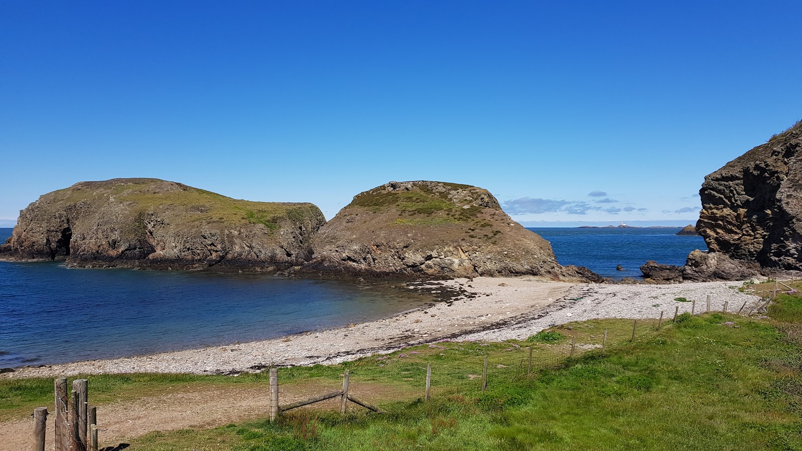 Photo de Traeth Ynys avec caillou gris de surface