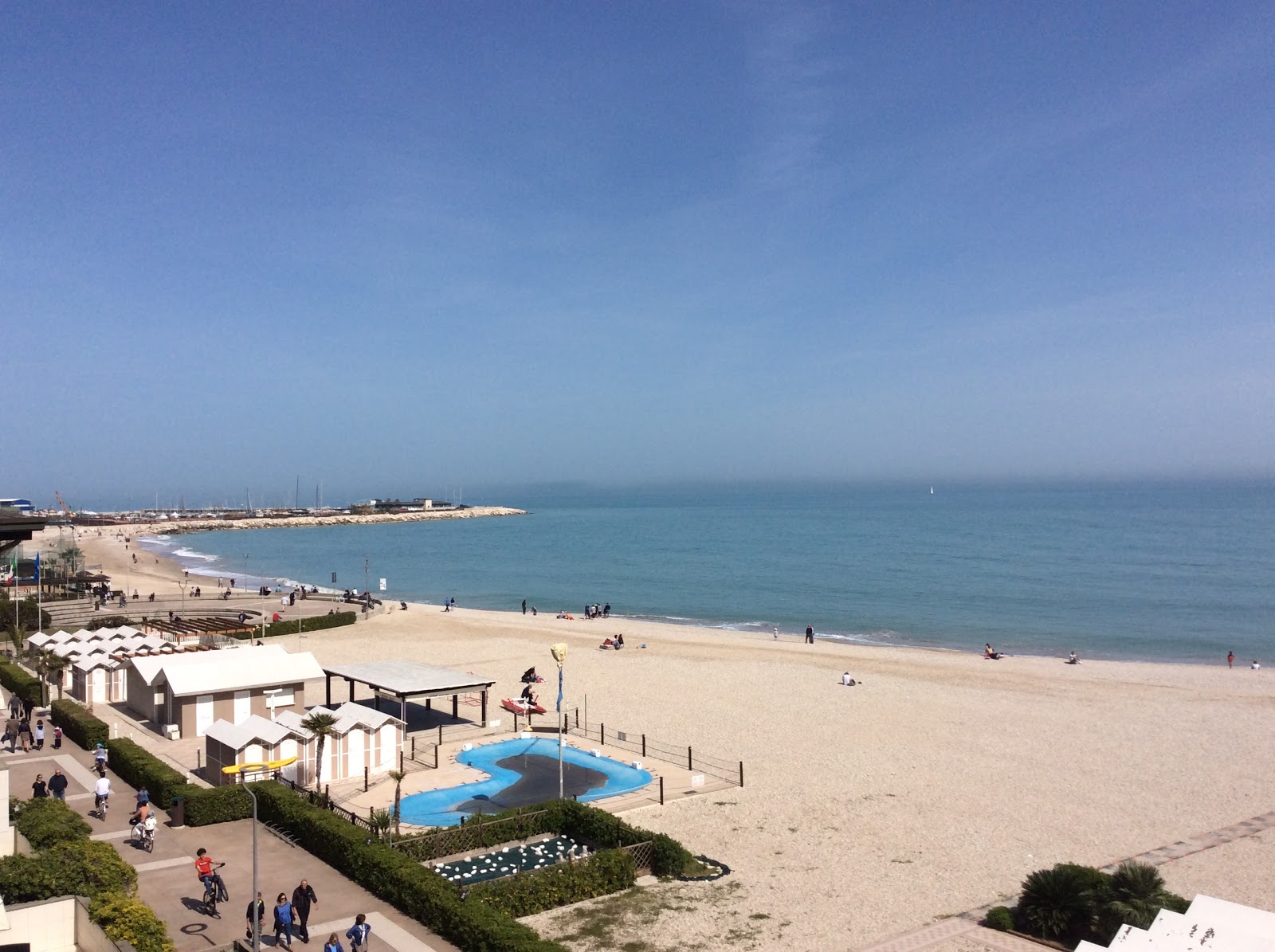 Spiaggia Sassonia di Fano'in fotoğrafı - rahatlamayı sevenler arasında popüler bir yer
