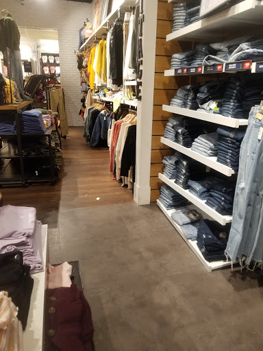Clothing Store «Aéropostale», reviews and photos, 200 Baychester Ave, Bronx, NY 10475, USA