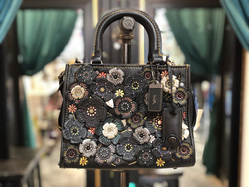 Consignment Shop «SecondHand Savvys», reviews and photos, 210 S Kings Ave, Brandon, FL 33511, USA