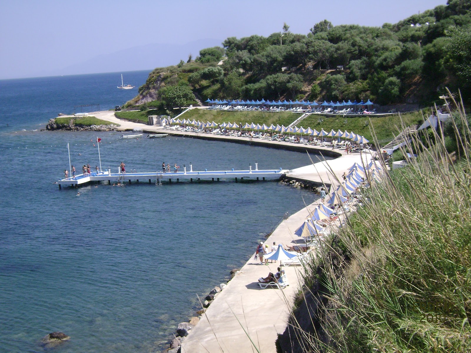 Fotografie cu Akyarlar beach cu o suprafață de capac de beton
